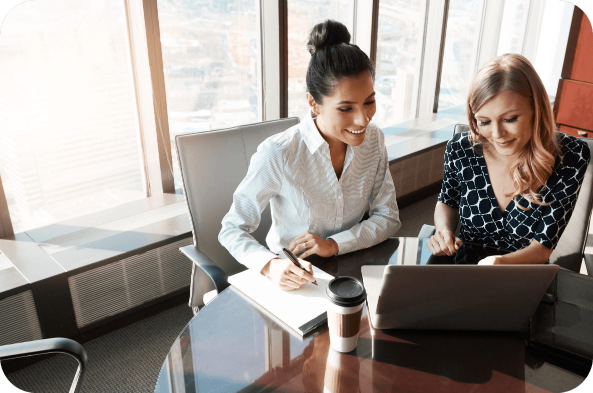 Image of 2 PR and communication professionals working in Mynewsdesk sending a press release.